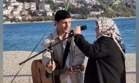 Yaşlı kadın bir anda mikrofonu aldı; 'Yorgun Yıllarım' performansı gündem oldu