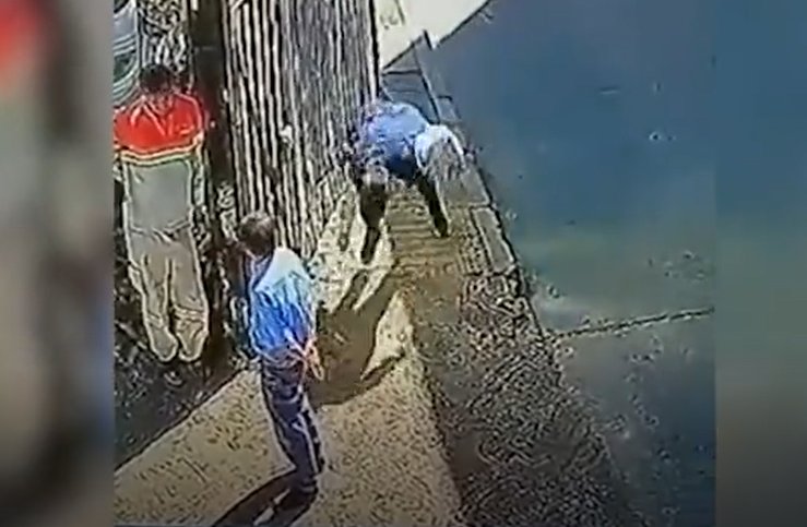 Yürürken boşluğa basınca olanlar oldu; karşıdaki adamı resmen devirdi