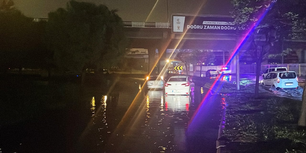 İzmir'de sağanak etkili oldu: Evleri su bastı, araçlar yolda kaldı