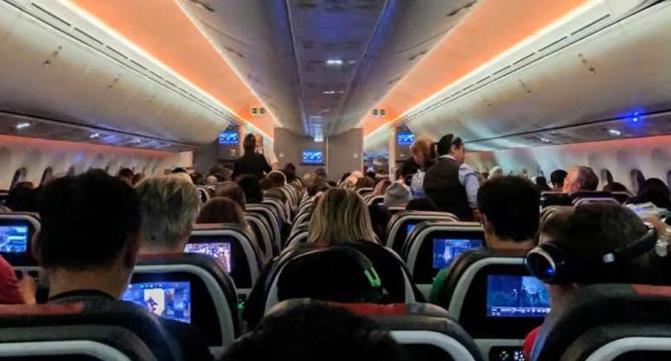 Uçakta yolcunun üzerine öyle bir şey yaptı ki... Sonra gözaltına alındı