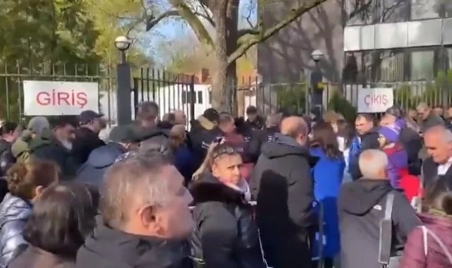 Almanya'da yaşayan Türkler, oy kullanmak için uzun kuyruklar oluşturdu