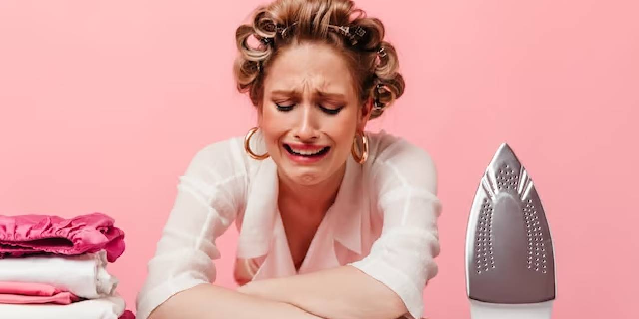 Ütü OLMADAN giysilerin  kırışıklıklarının nasıl açılacağına  dair zekice bir numara…