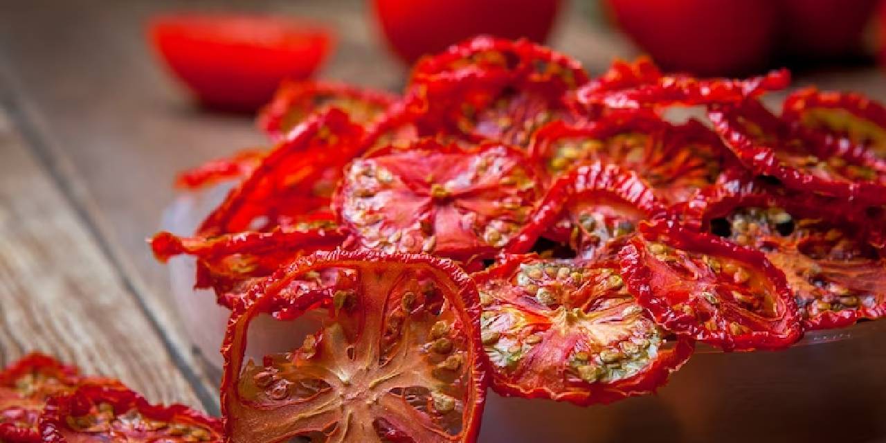 Çürümeye yüz tutmuş domatesleri sakın  çöpe atmayın…Bakın bozulmuş domatesler ne işe yarıyor…