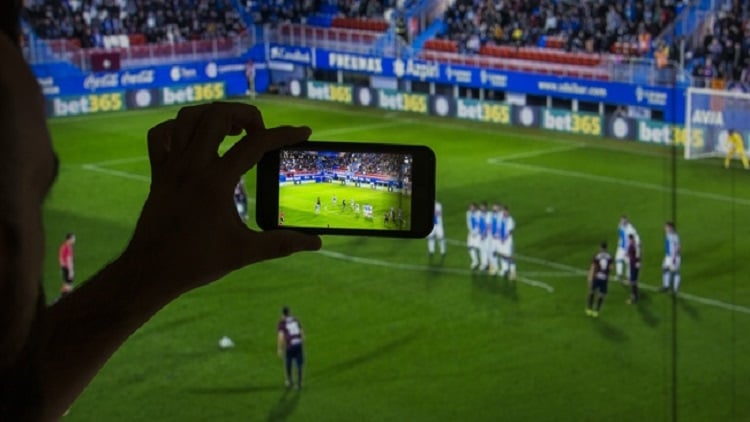 Periscope'a 'futbol' engeli