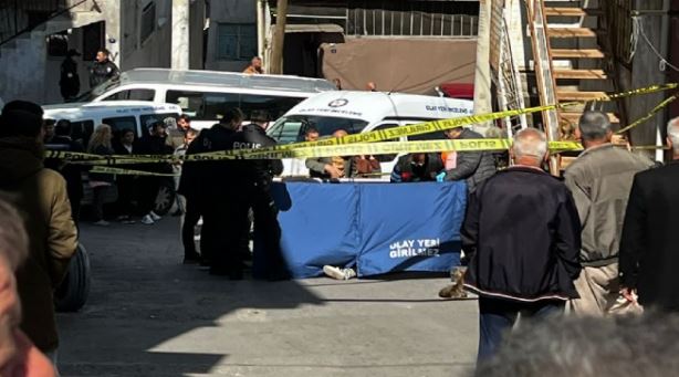 İzmir'de Korkunç Cinayet! Boşanma Aşamasındaki Eşini Çocuğunun Yanında Katletti