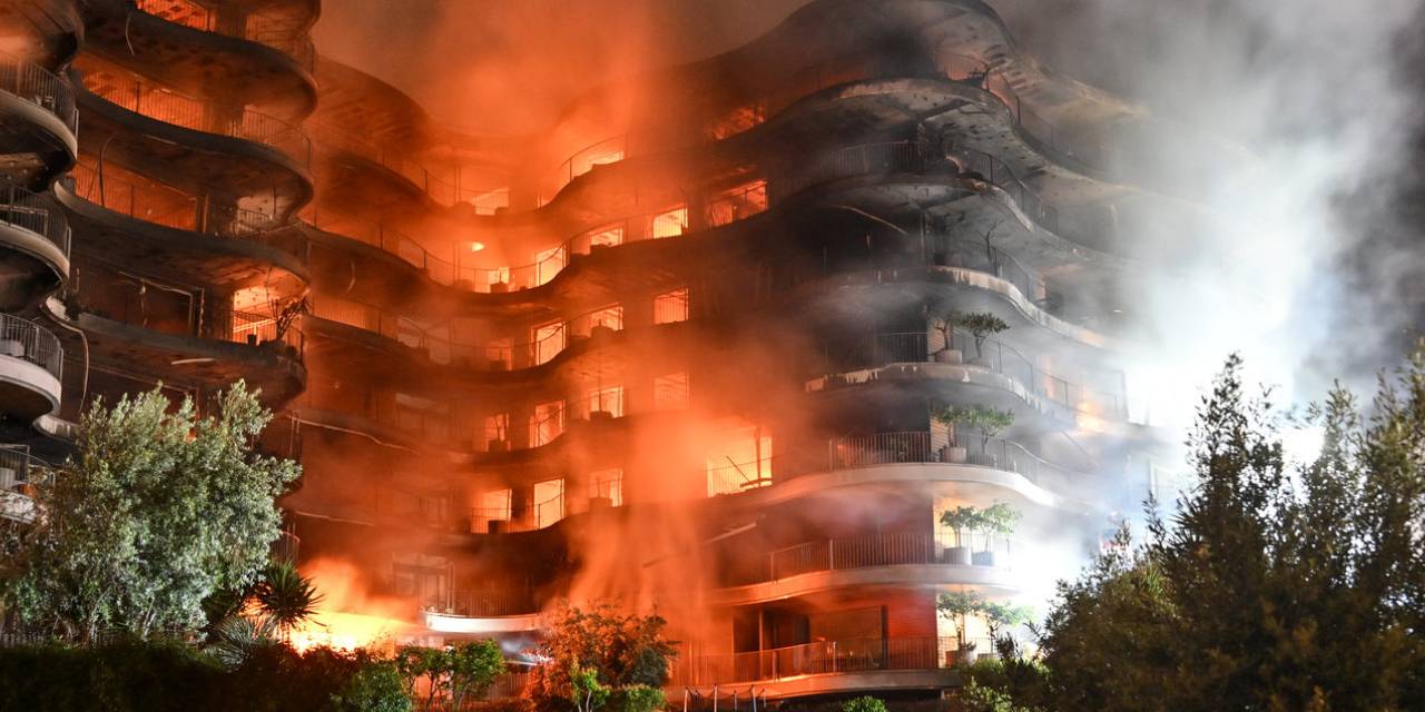 İzmir'de sitede çıkan yangını misafir fark etmiş
