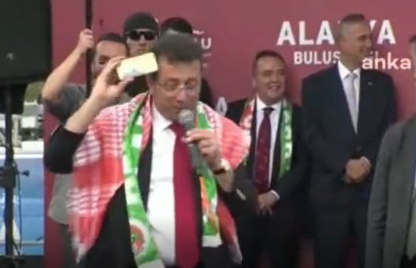 İmamoğlu konuşurken sahneye telefon atıldı; "Başıma maşıma gelir valla"