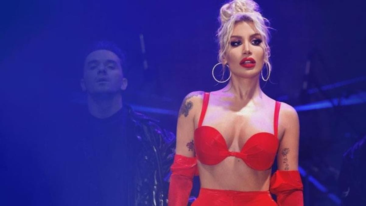 İrem Derici uçak tuvaletinden fotoğraf paylaştı! Yorum yağmuruna tutuldu