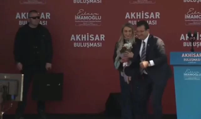 Ekrem İmamoğlu kendisine uzatılan çiçeği eşi Dilek İmamoğlu'na verdi