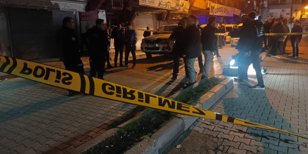 Adana'da silahlı kavganın arasında kalan koca öldü, eşi ağır yaralı