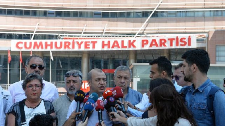 CHP'de Kurultay isteyenlerden Genel Merkez önünde oturma eylemi