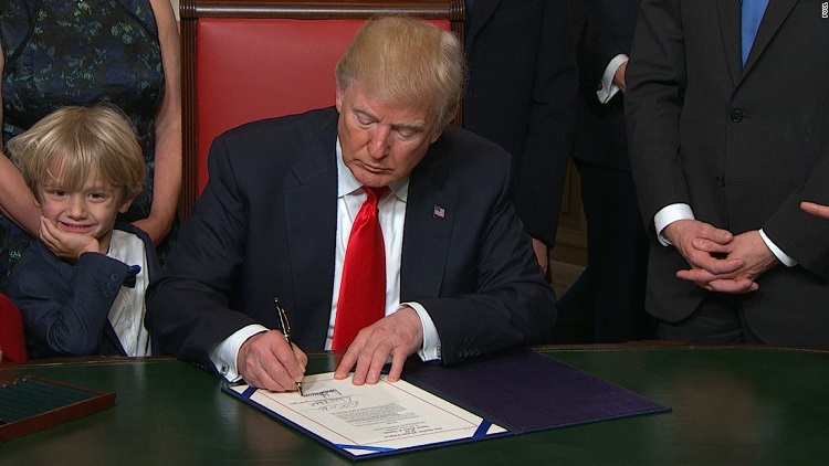 Trump yaptırım kararnamesini imzaladı