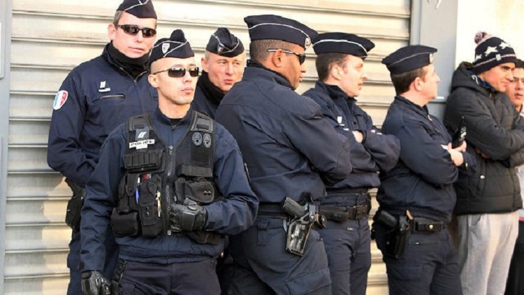 Fransa'da polis şiddeti: Ayağını öptürdü!