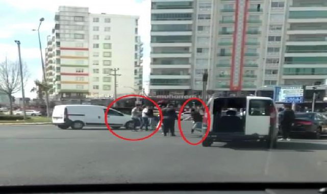 Kaza sonrası sürücülerin kavgası kamerada