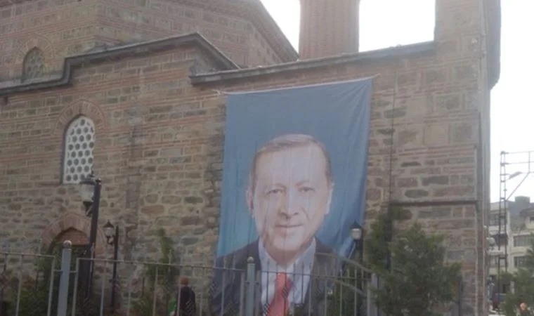 Cami Duvarına Dev Erdoğan Posteri Astılar!