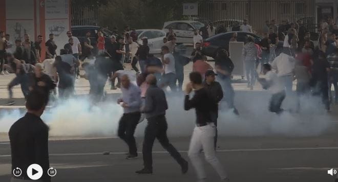 Fransa'da yaşayan Türkler birbirine girdi... Erdoğan destekçileriyle karşıtlarının kavgasına polis biber gazıyla müdahale etti