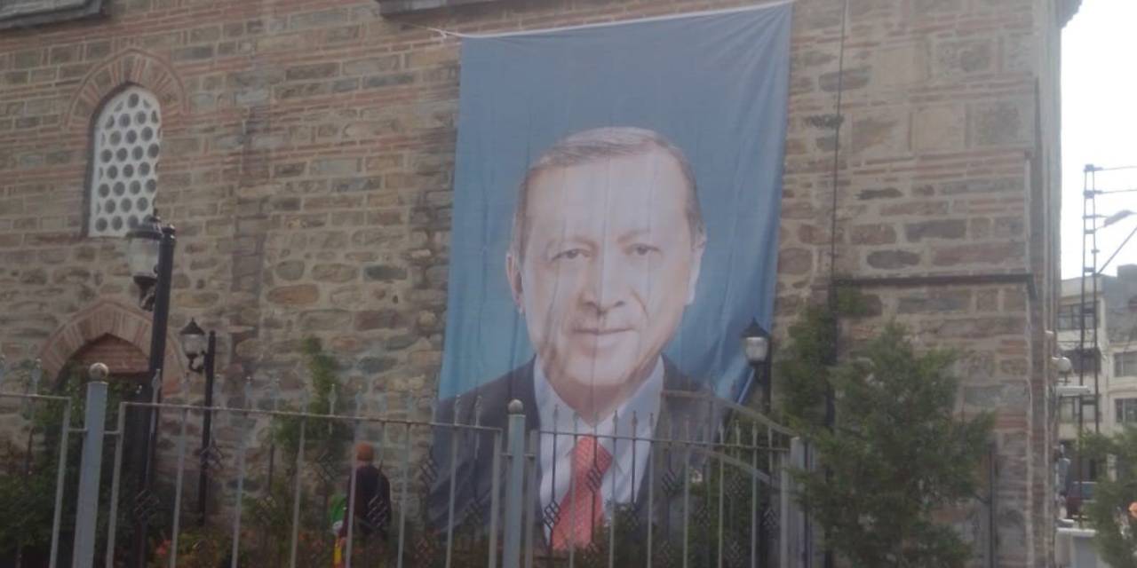 Camiye Erdoğan posteri astılar