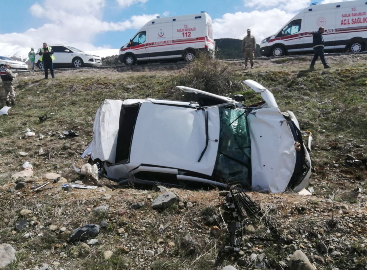 Erzincan'da şarampole devrilen otomobilin sürücüsü öldü