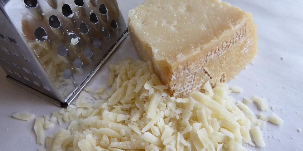 Dünya kadar para ödeyip aldığınız parmesan peynirinin neyden yapıldığını öğrenince bir daha ağzınıza sürmeyeceksiniz