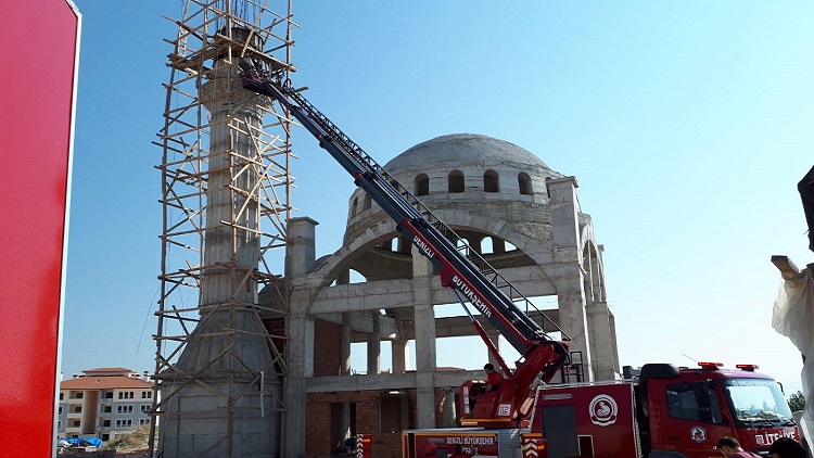 Denizli'de, cami inşaatından düşen işçi ağır yaralandı