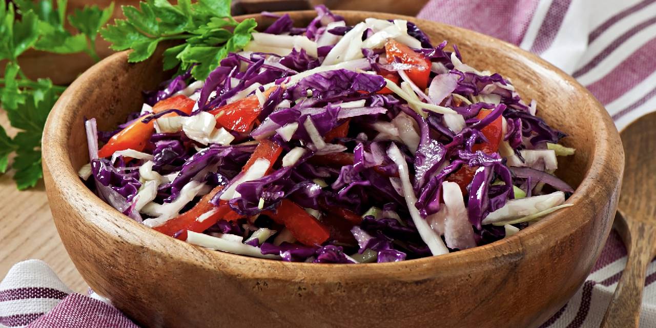 Şişkinlik problemine birebir sebze: Lahana... Ödeminizi atmanıza yardımcı olacak muhteşem bir lahana salatası tarifi...