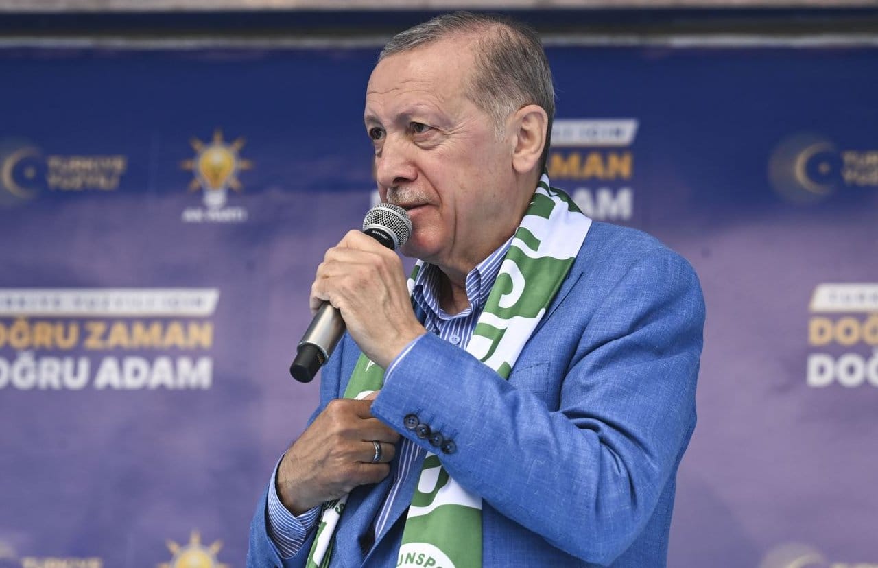 'Ne soğana ne patatese, liderinizi kurban etmezsiniz' diyen Erdoğan şarkı söyledi: Biz onu seviyoruz, çok seviyoruz