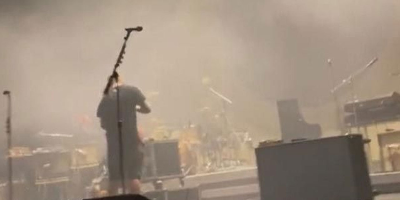 Arctic Monkeys Konserinde Barış Manço Sürprizi