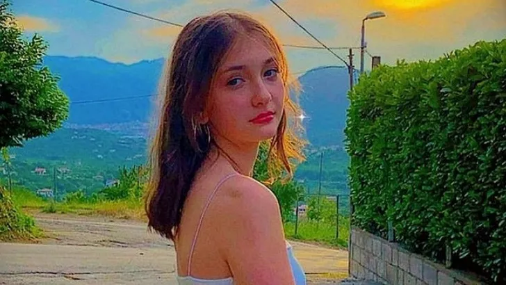 16 yaşındaki genç kız su dolu küvete şarja takılı telefonla girdi! Sonrası facia...