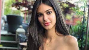 Defne Samyeli'nin kızı Derin Talu bikinili pozlarıyla yürek hoplattı! 'Dünyanın en güzel kadını'