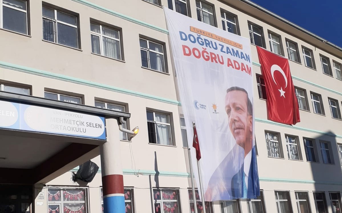 Van'da Okula Erdoğan Pankartı