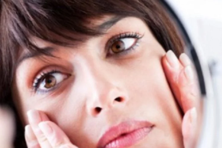 Göz çevresi yaşlanmasının önüne geçmenin 11 pratik yolu!