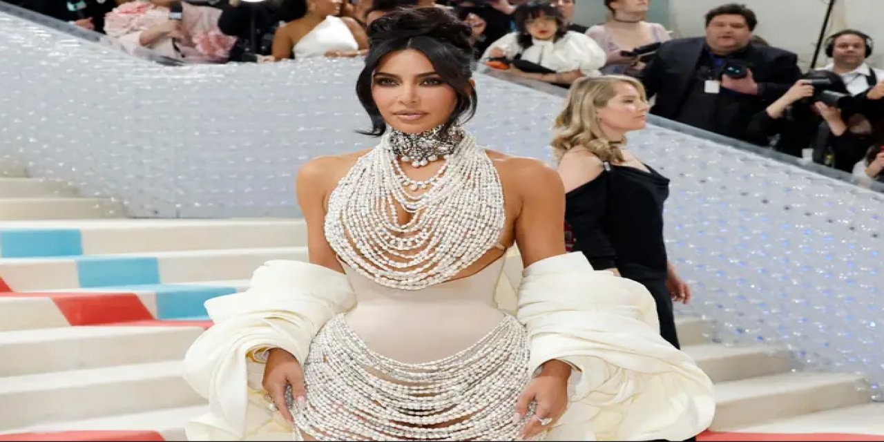 Kim Kardashian Yine Konuşulmayı Başardı: 50 Bin İncili 1000 Saatlik Elbise