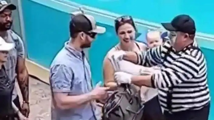 Palyaçonun her şeyi eşine taşıtan adama tepkisi viral oldu; böyle alkışladılar