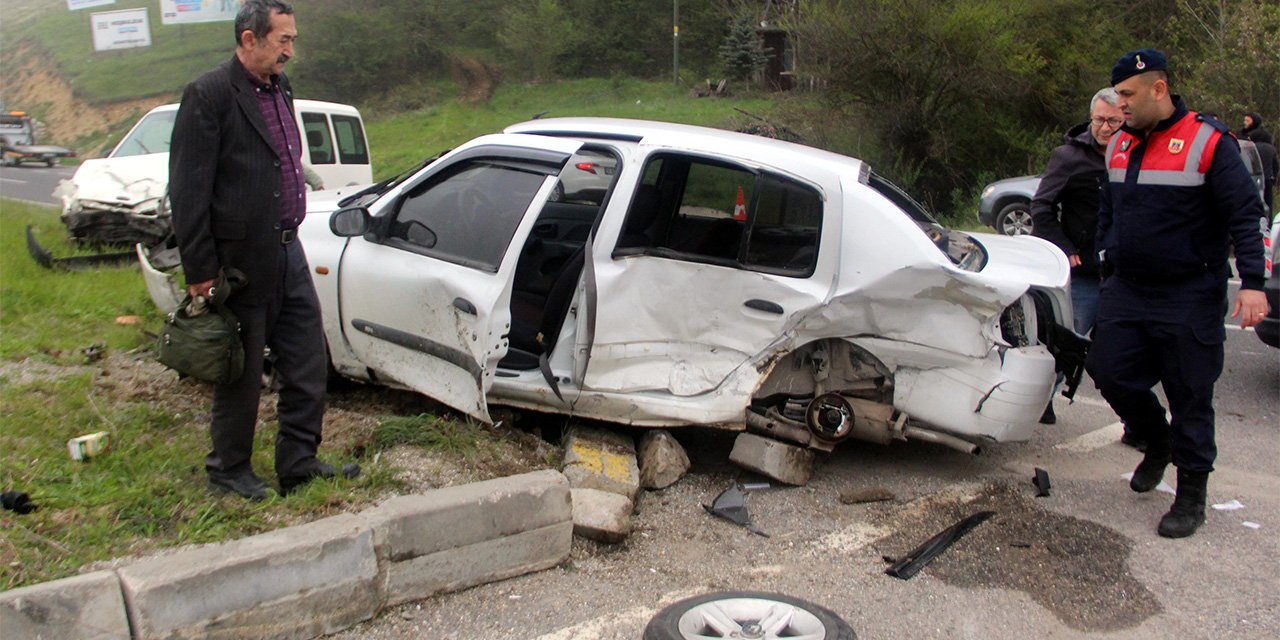 Bolu'da feci kaza: Hafif ticari araç ile otomobil çarpıştı 7 kişi yaralandı