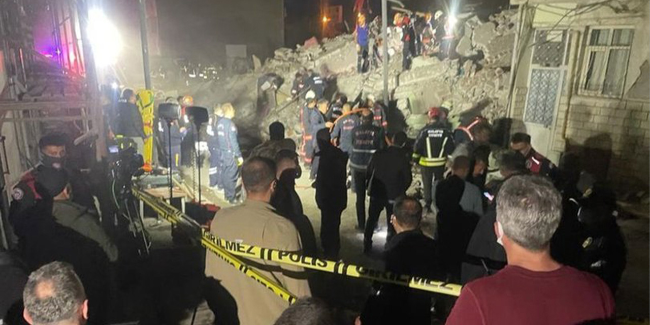Malatya'da ağır hasarlı bina çöktü: 1 kişi enkaz altında can verdi