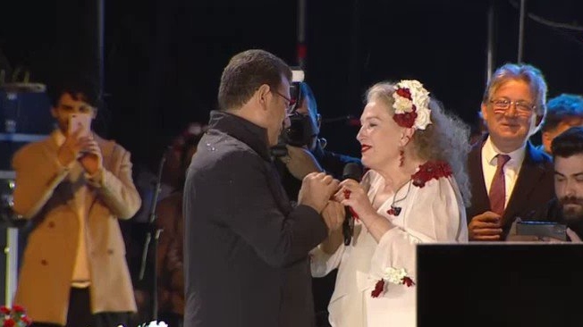 Ekrem İmamoğlu ve Suzan Kardeş birlikte İzmir Marşı'nı söyledi