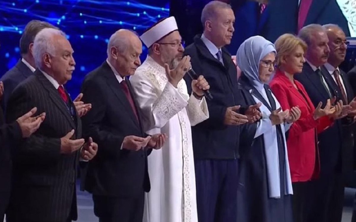 Açılışta dua eden Ali Erbaş’a kırmızı Togg