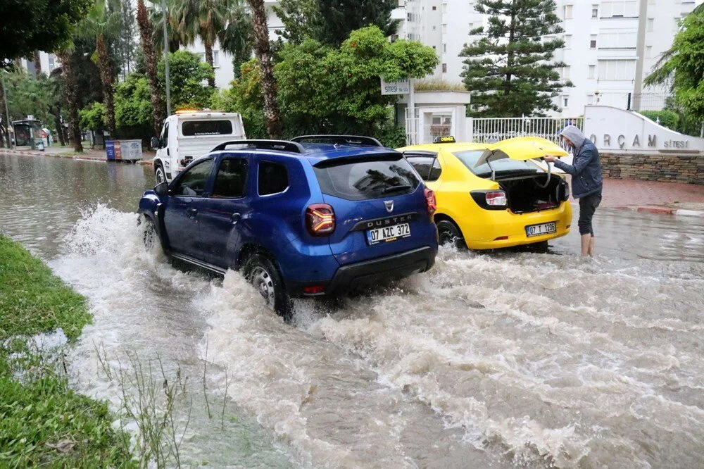 Meteoroloji 'Sarı' Kodlu Uyarı Vermişti: Mersin ve Antalya Sular Altında!