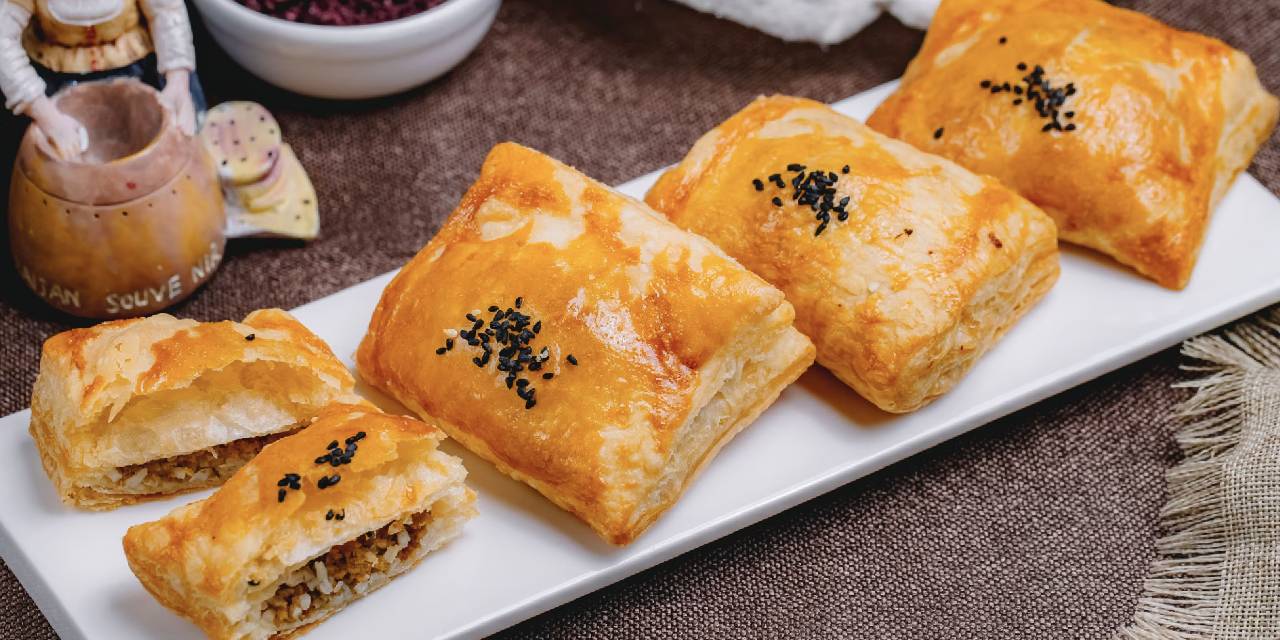 Börek pişer pişmez sönmesin diye bu mutfak sırlarını mutlaka uygulamalısınız... Çıtırlığını günlerce koruyan börekler için...