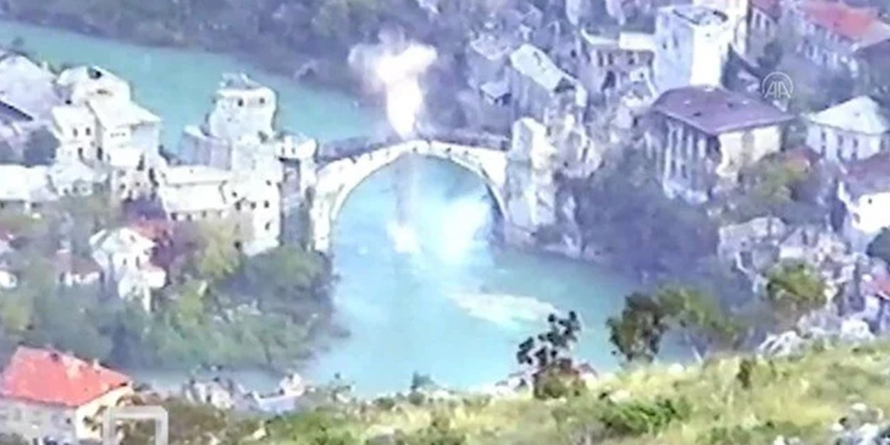 Bu görüntüler 30 yıl sonra ilk kez yayınlandı! Tarihi Mostar Köprüsü'nün yıkılma anı