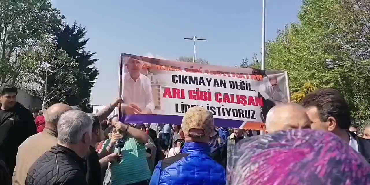 AKP Mitinginde Kılıçdaroğlu'nu Hedef Alan Cinsiyetçi Pankarta Tepki Yağdı