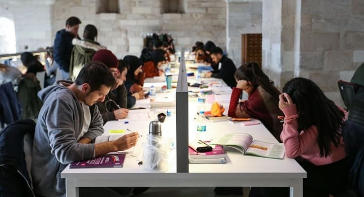 "Türkiye Gençlik Araştırması" sonucu: Gençlerin yüzde 63'ü imkan olsa başka ülkede yaşamak istiyor