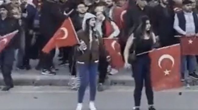 Erzurum mitinginde eline gelen taşla düşen Türk bayrağını yerde bırakmadı