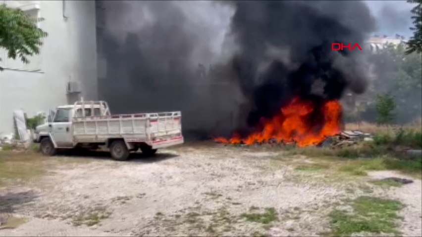 Alev alev yanan yerden kamyoneti kurtarma çabası kamerada