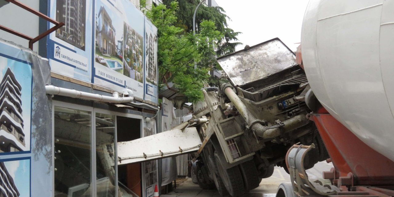 Kadıköy'de yol çöktü