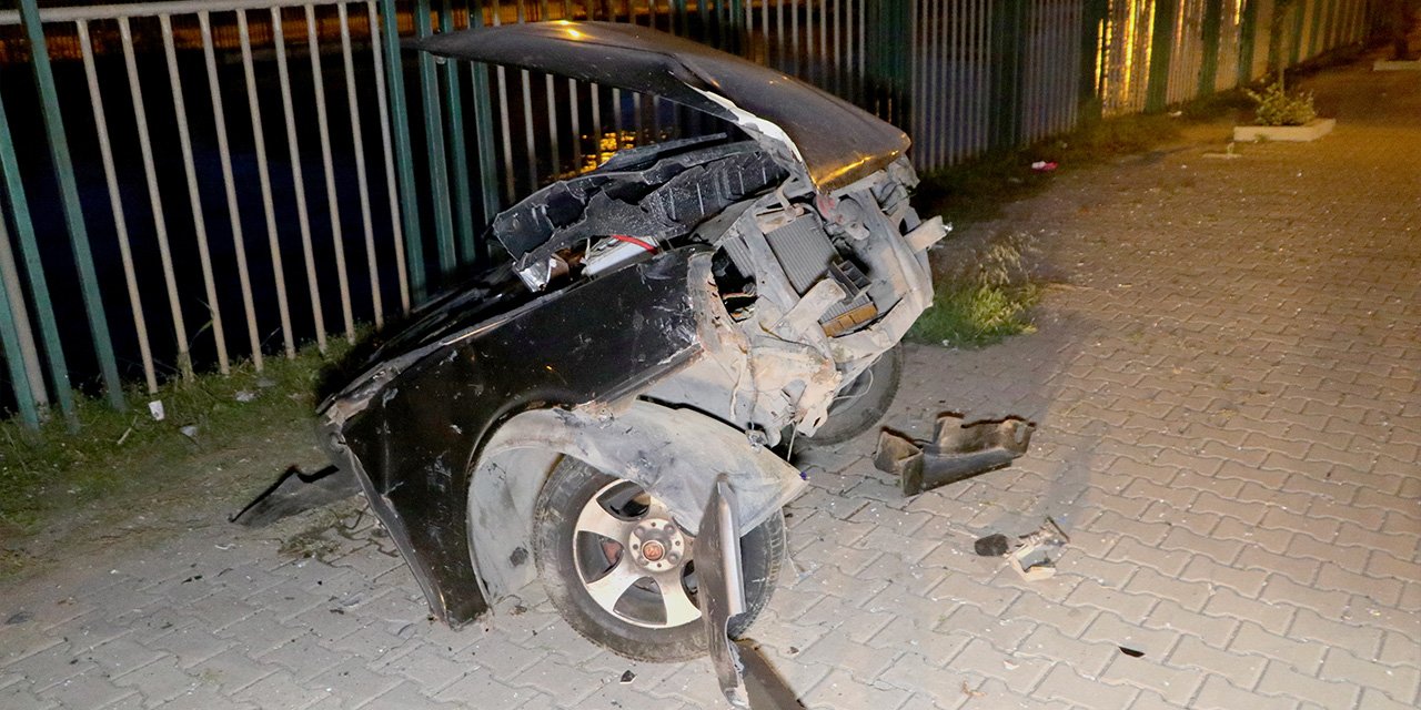 Adana'da feci kaza: Aydınlatma direğine çarpan otomobil ikiye bölündü