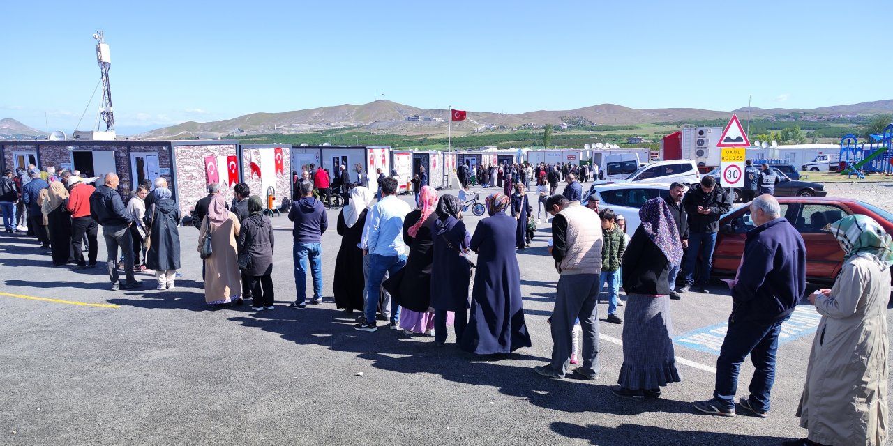 Malatya'da 'depremzede seçmenler' konteynerde oy kullanıyor