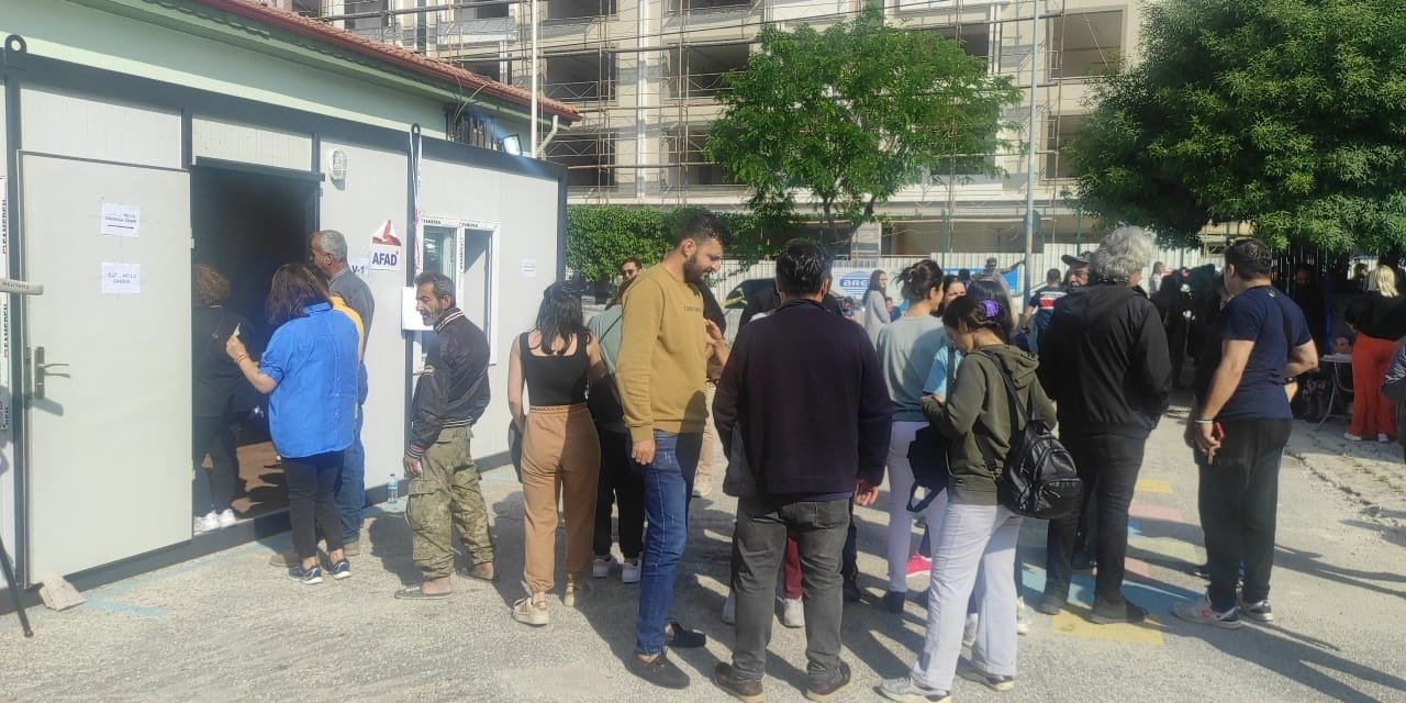 Hatay'da 'depremzede seçmenler' konteynerlerde oy verdi