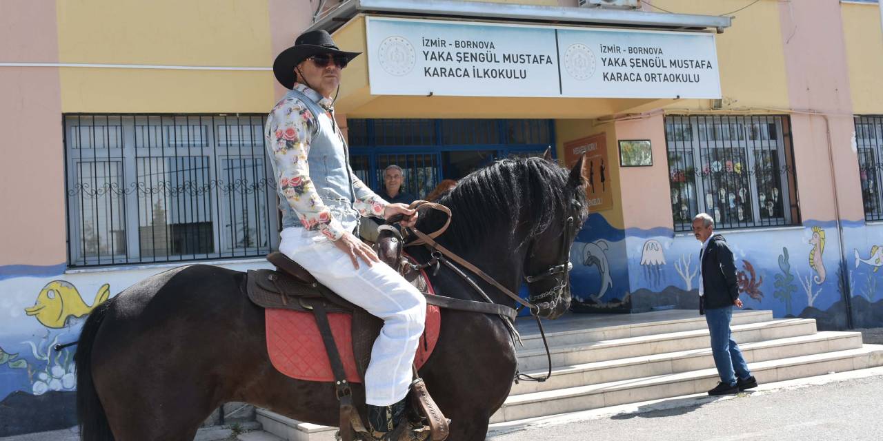 Kovboy kıyafeti giyip, atı ile oy kullanmaya geldi