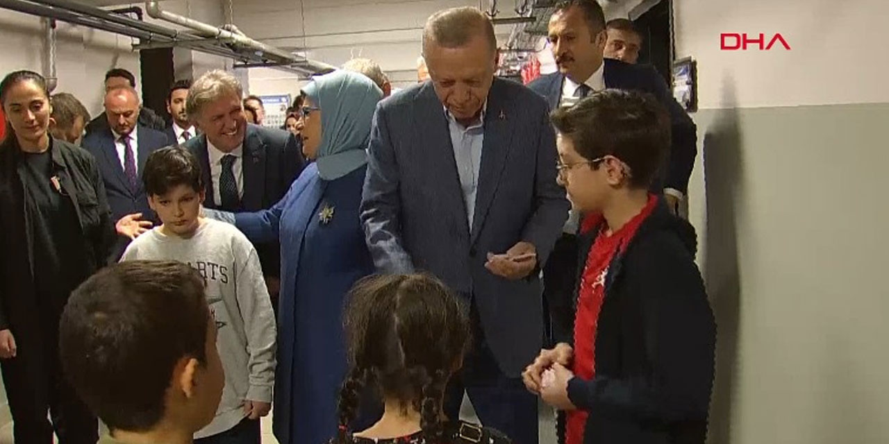 Erdoğan Oy Kullanmaya Geldi, Çocuklara Para Dağıttı